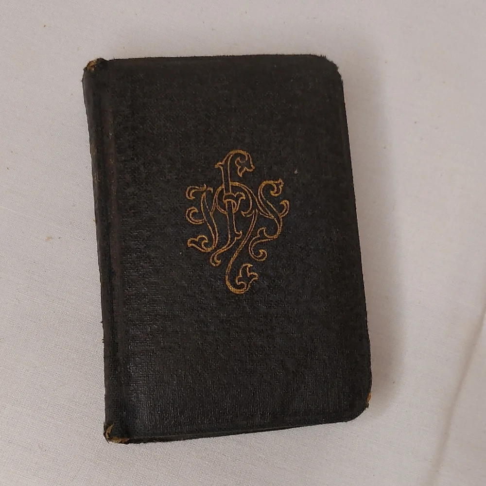 The Little Key of Heaven Prayer Book - Picture 2 of 8